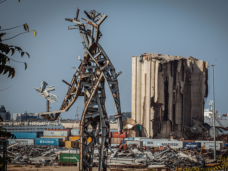 Das Foto zeigt die Reste der Getreidespeicher in Beirut nach der Hafenexplosion.. 