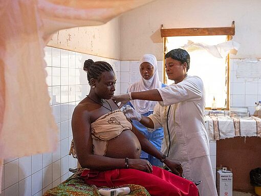 Eine Hochschwangere wird in Benin von einer Ärztin untersucht.