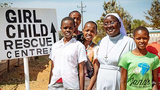 Ordensschwester Therese mit den Mädchen, die vor Zwangsehe ins Rescue Center in Samburu, Kenia,geflohen sind.