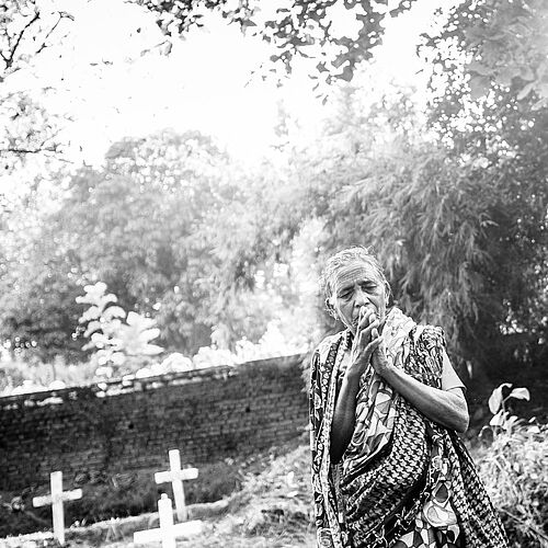 Eine Frau auf einem Friedhof in Indien.