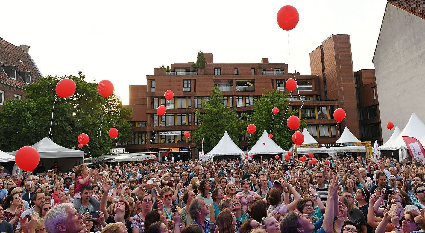 Beim Konzert von Patricia Kelly auf dem Katholikentag in Münster ließen die Konzertbesucher gemeinsam rote Luftballons in den Himmel steigen. Dies war Teil der Aktion #dafürhalteichmeinenkopfhin.