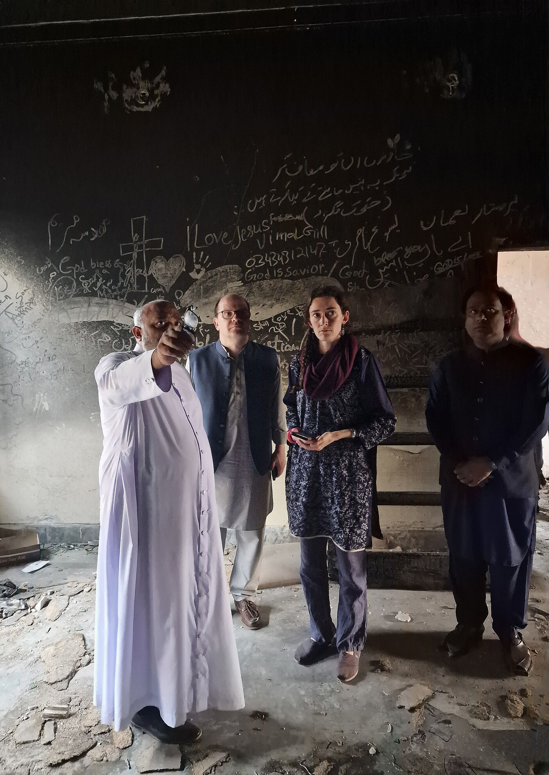 Besuch in einer zerstörten Kirche im Ort Jaranwala (Pakistan).