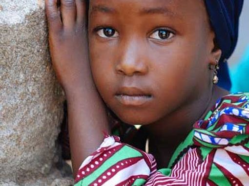 Ein Mädchen, das vor Boko Haram geflohen ist, blickt in die Kamera.