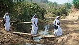 Die Ordensschwestern Little Handmaids of the Church Sisters auf dem Weg zu den Tripuras, einer bedrohten ethnischen Minderheit in den Bergen Bangladeschs.