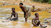 Im Fluss Taratra waschen verarmte Bergbauern Gold, um ein bisschen Geld zu verdienen. 