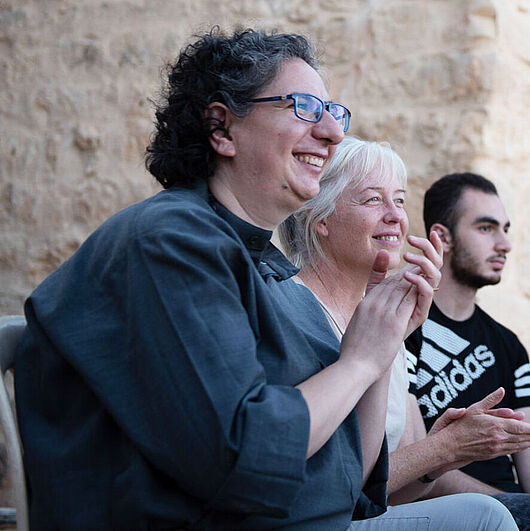 Schwester Deema Fayyad klatscht begeistert im syrischen Kloster Deir Mar Musa.