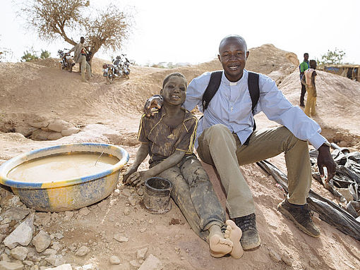 Abbe Marcellin kümmert sich um die jugendlichen Goldschürfer in einer Mine in Burkina Faso.