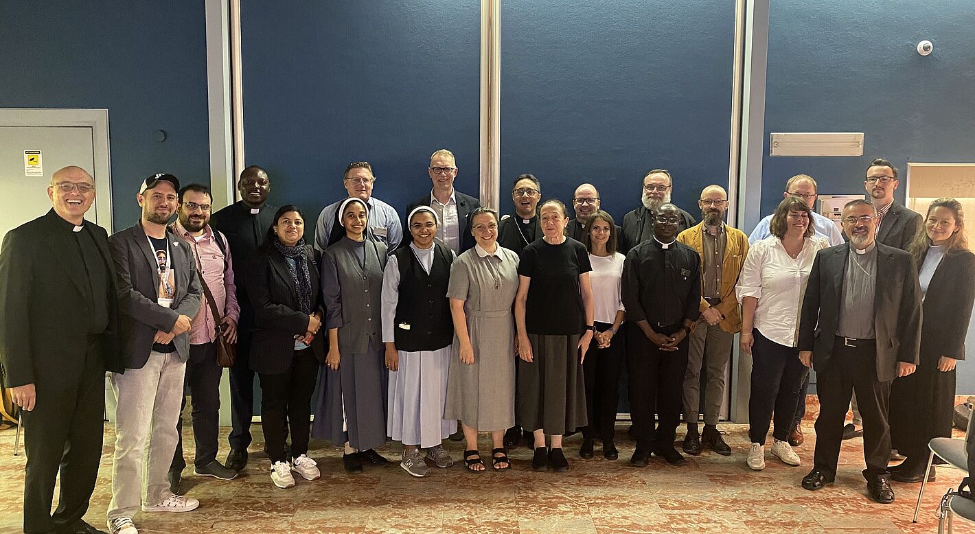 Teilnehmende und Gäste der Gesprächsrunde „Evangelisierung und Synodalität“ von missio Aachen in Rom 