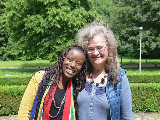 Samantha und Maureen stammen beide aus Südafrika, haben sich jedoch erst in Deutschland kennengelernt.