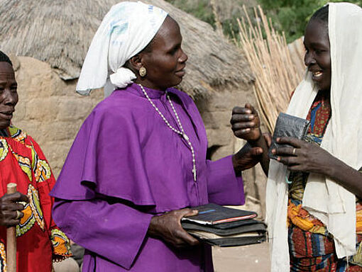 Katechistin Rahila John spricht mit einer Frau in Nigeria.