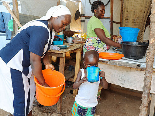 Schwester Maria Vitalis Timtere kümmert sich um Binnenflüchtlinge in Yola im Norden Nigerias.