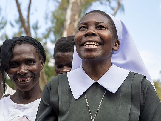 Schwester Theresa aus Malawi mit HIV/AIDS-Betroffenen
