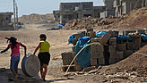 Die neu gebaute Siedlung für verfolgte Christen im Irak sieht teilweise noch aus, wie eine Baustelle.