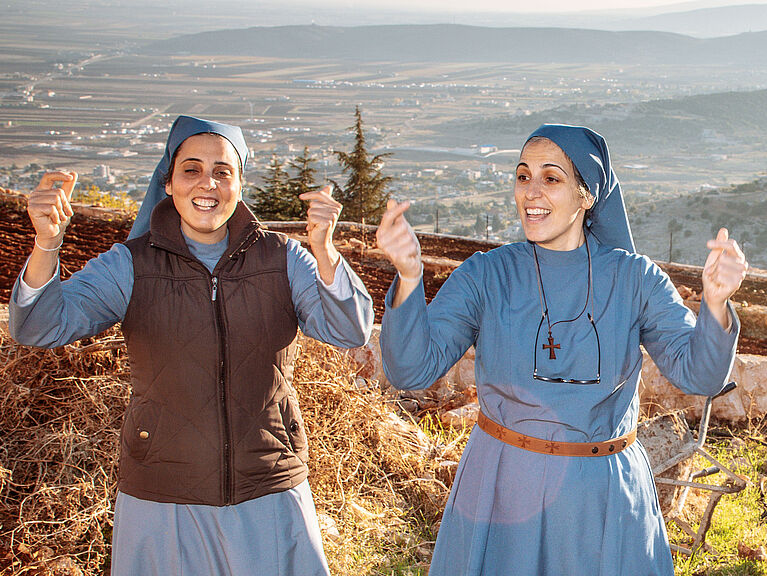 Sr. Jovanna Abillama und Sr. Maguy Tawk gehören zu den Forsaken Jesus Schwestern und arbeiten in region um Baalbek..