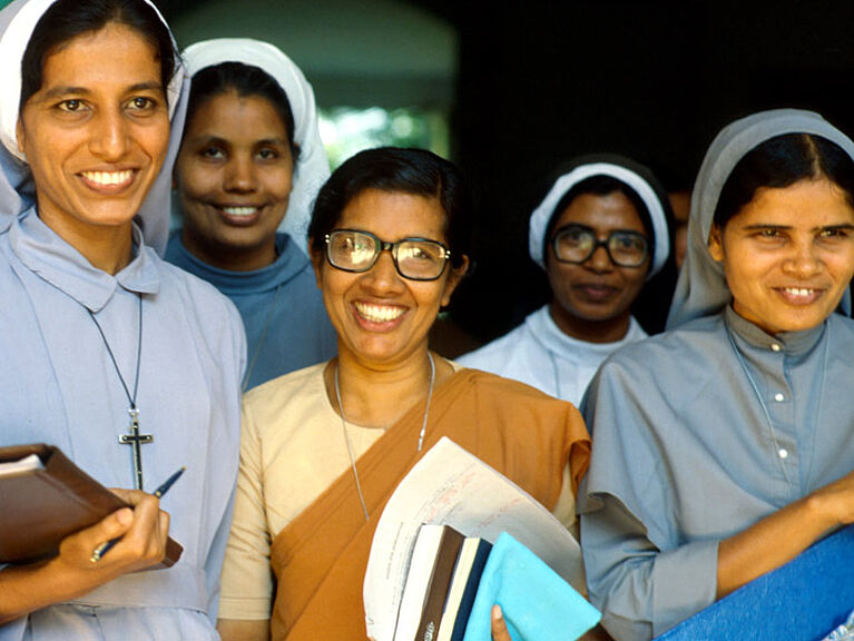 Indische Schwestern bereiten sich an der Universität auf Führungsaufgaben vor