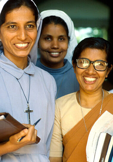 Indische Schwestern bereiten sich an der Universität auf Führungsaufgaben vor