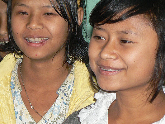 Zwei Mädchen in Myanmar