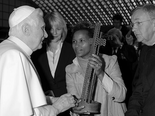 Papst Benedikt XVI. empfängt 2008 Gundula Gause (TV-Jouzrnalisitin, China Keitetsi (ehemalige Kindersoldatin und missio-Projektpartnerin) und missio-Präsident Pater Dr. Hermann Schalück Ofm zur Privataudienz.
