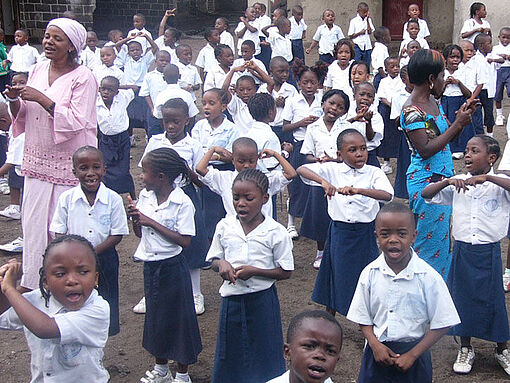 Eine Gruppe von Kindern in der Demokratischen Republik Kongo.
