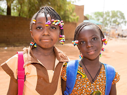 Mädchen auf dem Schulweg in Burkina Faso