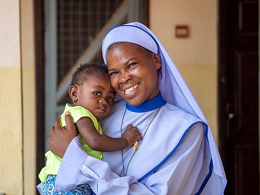 Schwester Carolus Magnus mit Baby in Ghana