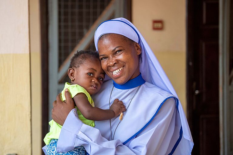 Schwester Carolus Magnus mit Baby in Ghana