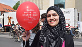Batoul, eine junge Syrerin mit Kopftuch, hat ihren Luftballon der Aktion #dafürhalteichmeinenkopfhin mit den Worten „meine Mutter” beschriftet. 