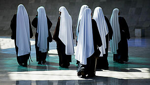 Eine Gruppe afrikanischer Ordensfrauen in einer Kirche