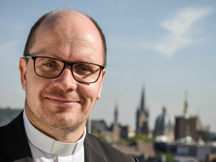 Pfarrer Dirk Bingener vor dem Aachener Dom