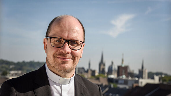 Pfarrer Dirk Bingener vor dem Aachener Dom