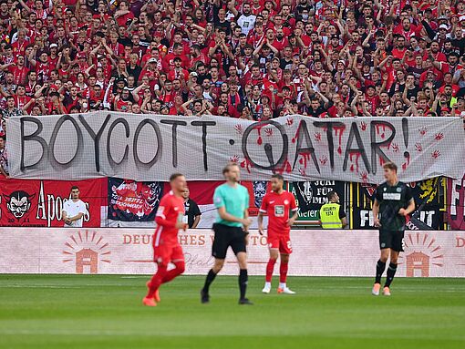 Fußballfans des 1. FC Kaiserslautern rufen zum Boykott der WM 2022 auf.