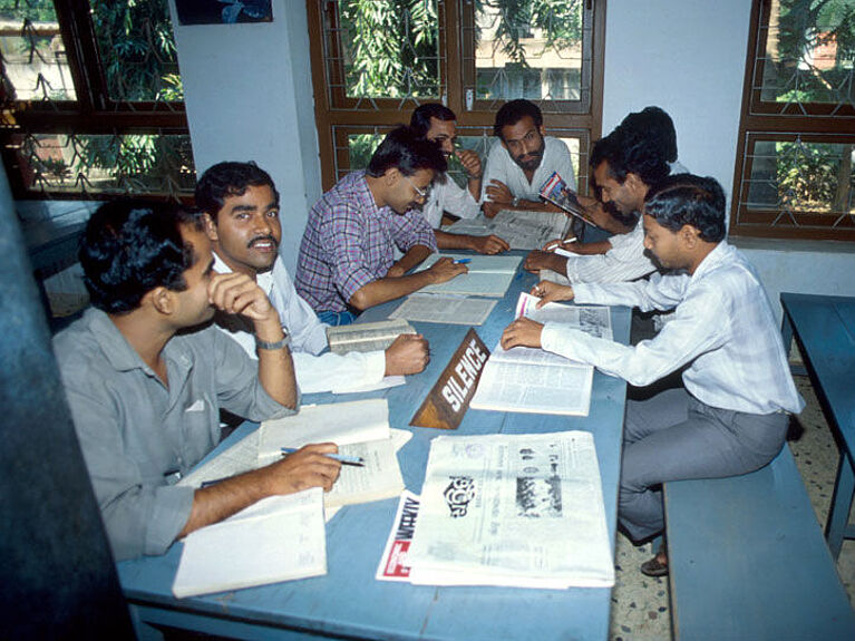 Indische Studenten sitzen an einem Tisch