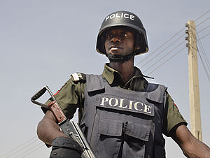 Schwer bewaffneter Polizist in Nigeria.