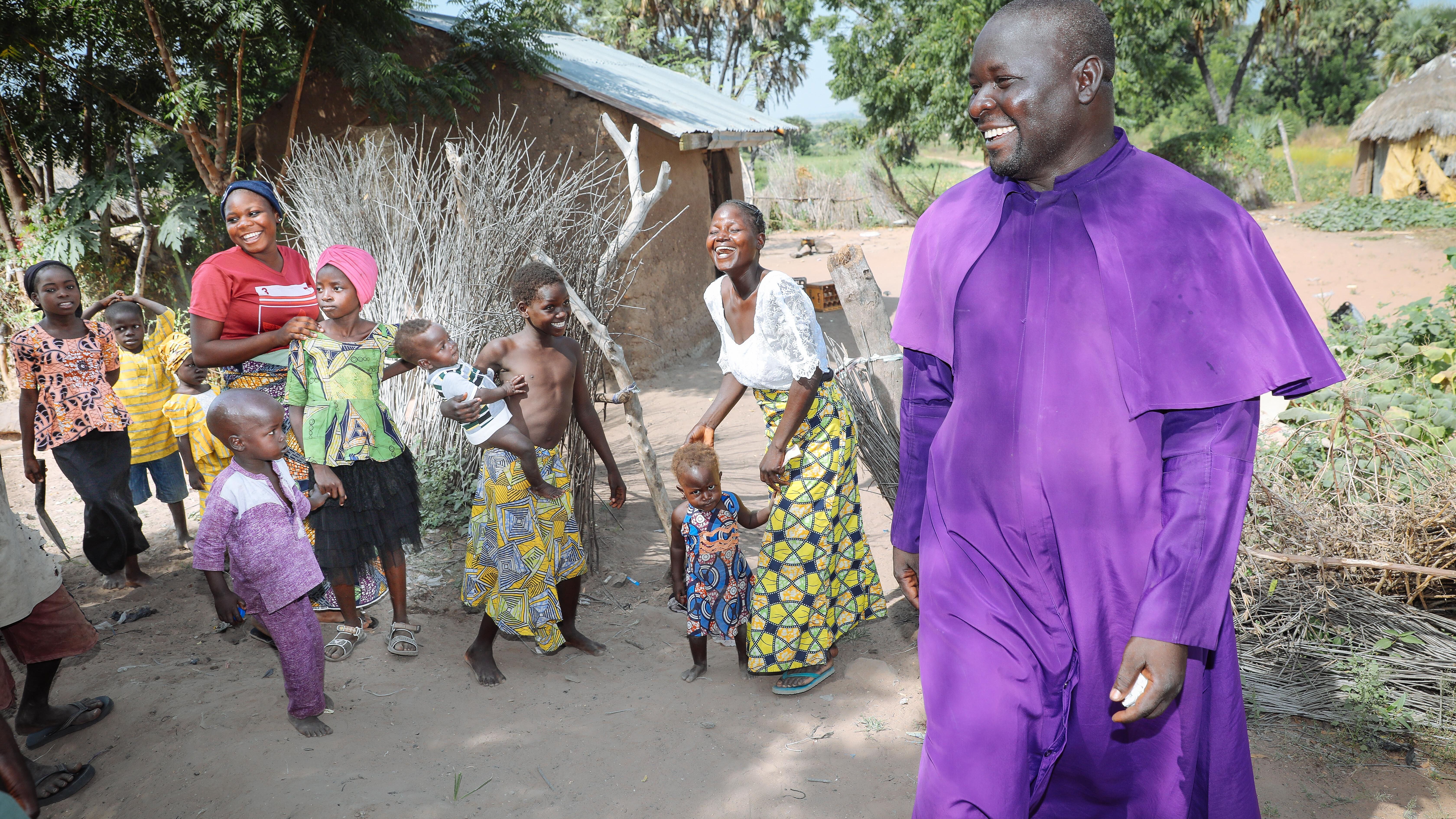 Ein Katechist mit seiner Familie vor dem Haus in Nigeria.