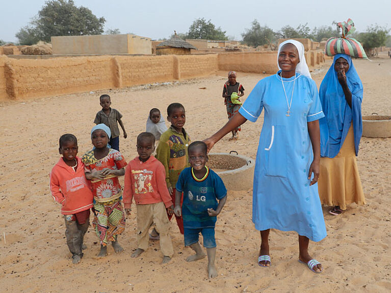 Schwester Félicité Sampo im Niger mit einer Gruppe aus Kindern.