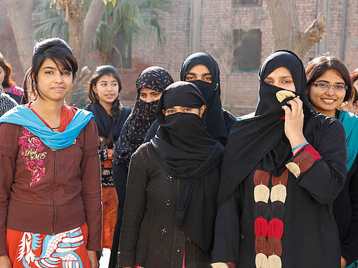Eine Gruppe junger Christinnen im pakistanischen Faisalabad.