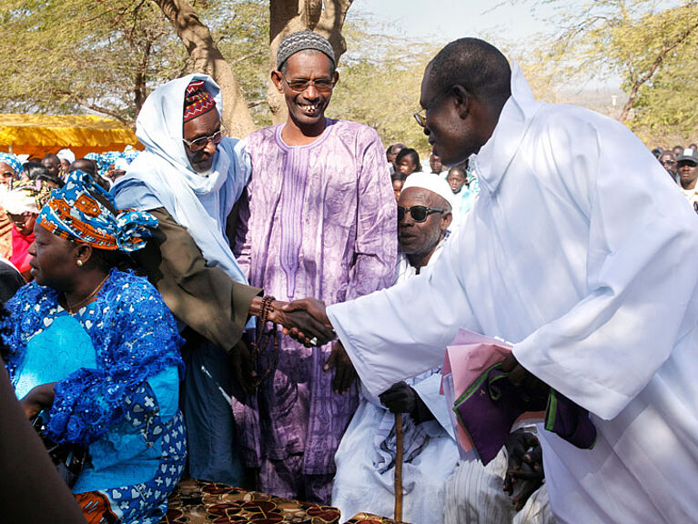 Bei der Sonntagsmesse auf dem Mount Rolland Thiès im Senegal erhalten muslimische Geistliche den Friedensgruß.