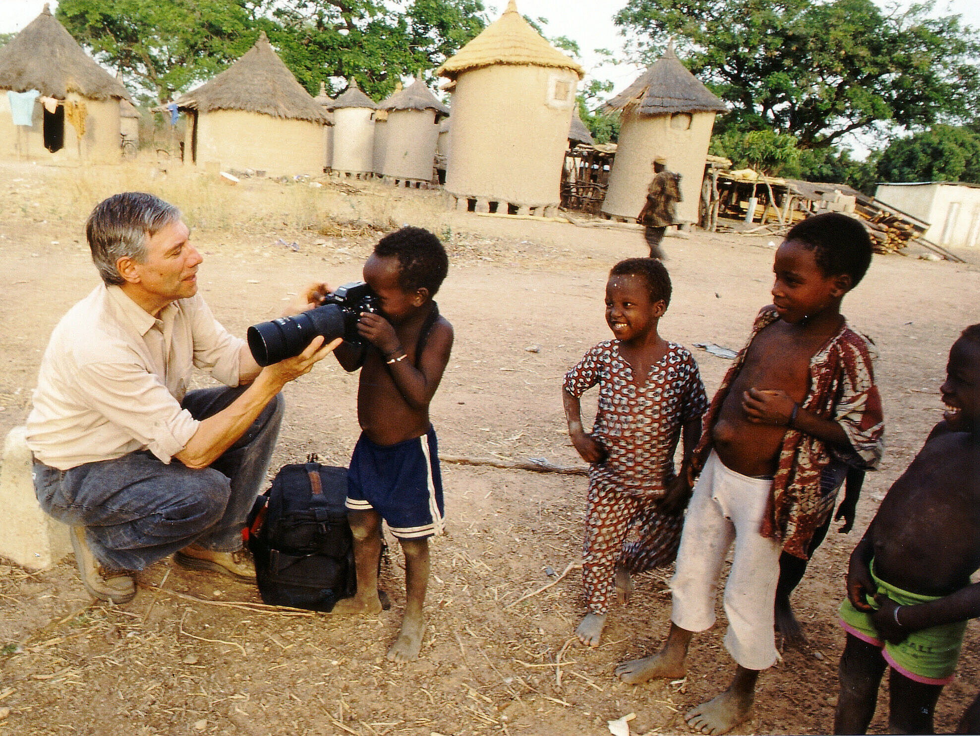 Fotograf Karl-Heinz Melters mit Kindern in der Elfenbeinküste