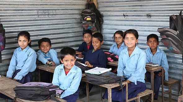 In einem einfachen Klassenzimmer lernen diese Schüler der Koshidekha Schule. 