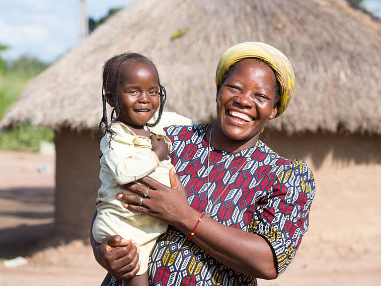 Schwester Angélique trägt ein Kind im "Dorf der Hoffnung" in Dungu.