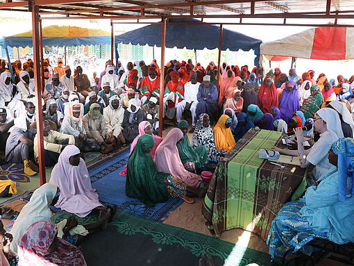 Schwester Marie Catherine Kingbo hält eine Versammlung von Christen und Muslimen im Niger ab.