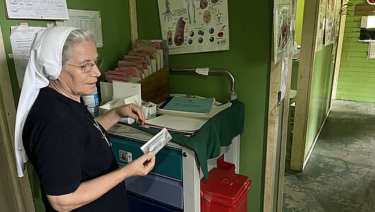 Schwester Martha in der Gesundheitstation von Buma (Salomonen) am Medikamentenschrank.