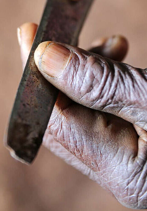 Rostiges Messer, das in Kenia zur Beschneidung von Mädchen genutzt wurde.