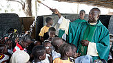 Nach dem Kindergottesdienst in Maiduguri segnet Pfarrer Stephen Mamza die Kinder.
