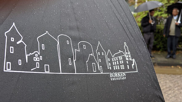Ein willkomenes Begrüßungsgeschenk der Stadt Borken: Ein Regenschirm.
