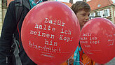 Ein Luftballon der Aktion #dafürhalteichmeinenkopfhin, die im Rahmen des Katholikentags 2018 von missio Aachen durchgeführt wurde, wurde mit dem Wort „Religionsfreiheit” beschriftet.
