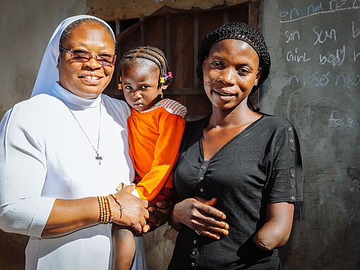 Schwester Veronica Onyeanisi mit Opfern der Gewalt in Kaduna in Nigeria 