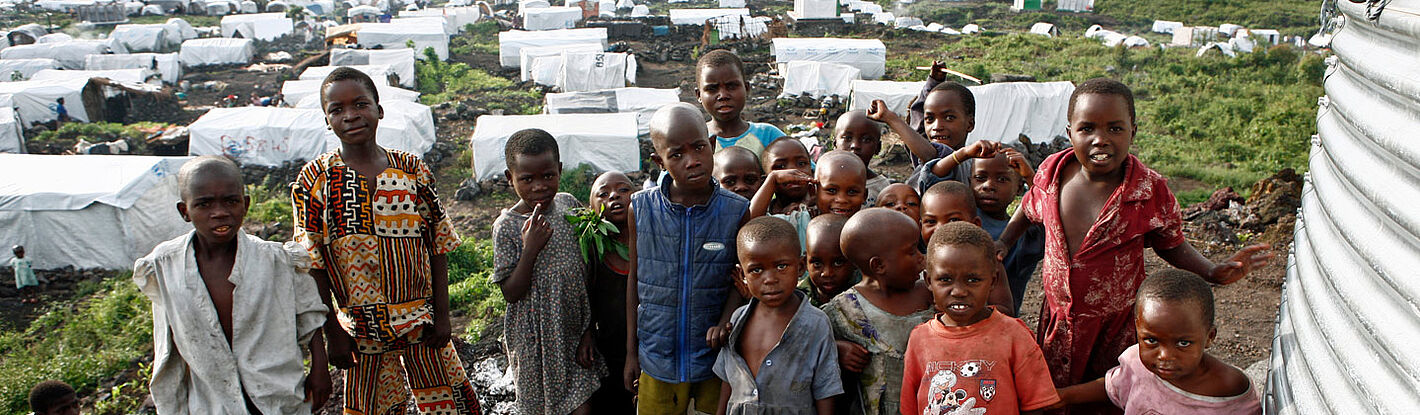 Flüchtlingskinder stehen vor einer Zeltstadt am Kivu See in der Demokratischen Republik Kongo.
