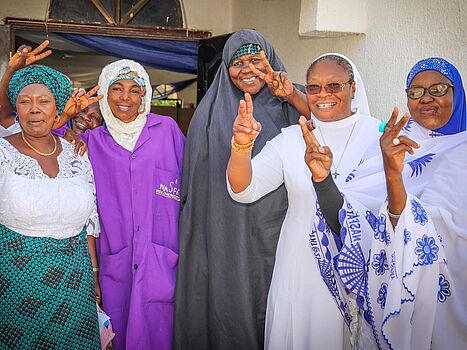 Frauen vom Women's Interfaith Council vor einer Moschee in Kaduna.