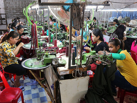 Arbeiterinnen in einer Textilfabrik in Kambodscha